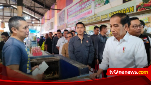 Presiden Jokowi Blusukan Ke Pasar Cihapit Bandung