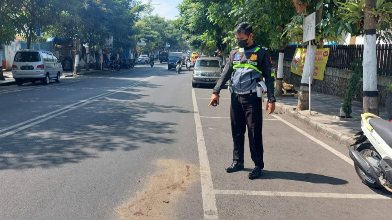 Kecelakaan Beruntun Dua Sepeda Motor dengan Mini Bus di Kota Batu, Tiga Orang Alami Luka Serius
            - galeri foto