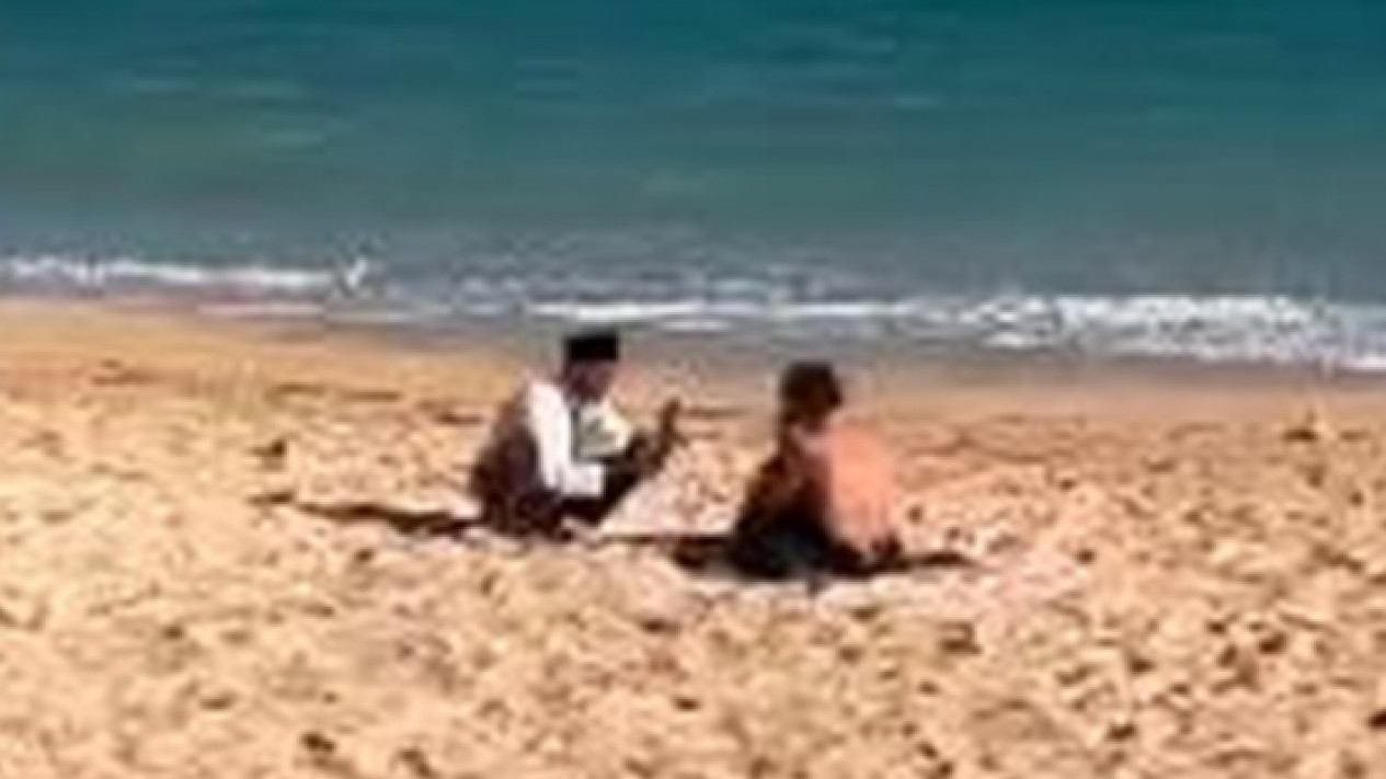 Bokep di pingir pantai