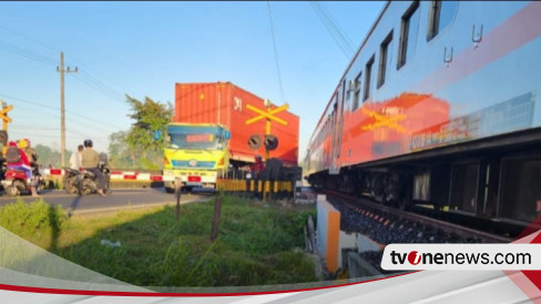 Lagi, Truk Kontainer Terabas Palang Pintu Di Jember, KAI Polisikan Sopir