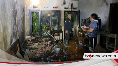 Kebakaran Akibat Korsleting Listrik, Perabotan Di Lantai Dua Rumah Di ...