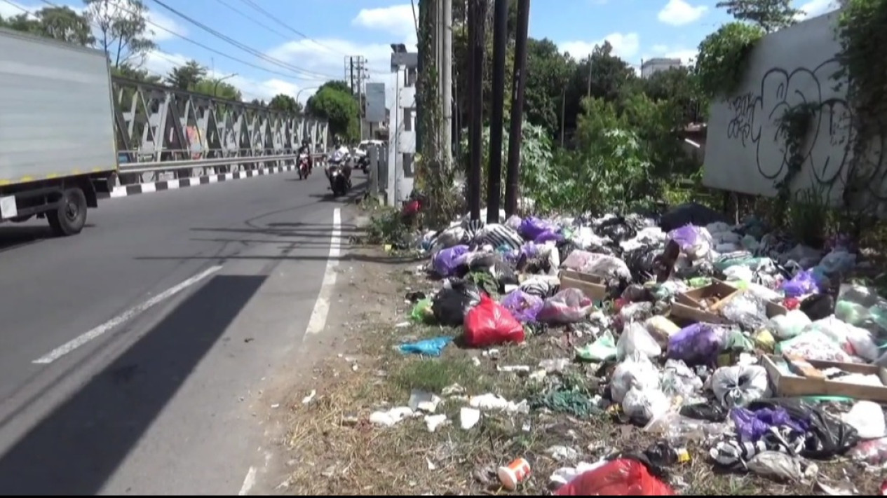 Tpa Piyungan Ditutup Warga Buang Sampah Di Lahan Kosong Tepi Jalan Kusumanegera Yogyakarta 9706