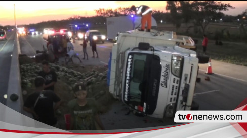 Diduga Mengantuk, Truk Muat Semangka Terguling Di Tol Ngawi, Timbulkan ...