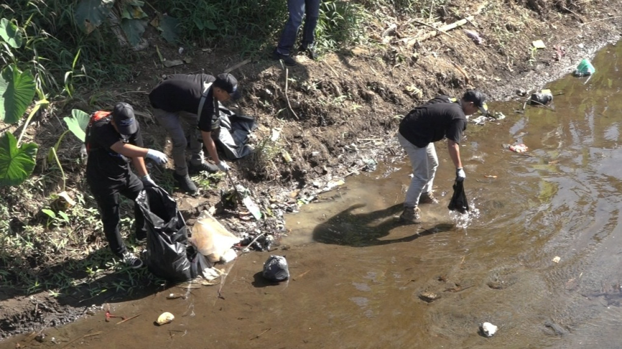 Hari Sungai Nasional, Balai Besar Wilayah Sungai Citanduy dan Warga Gelar Susur Bersihkan Sungai di Pangandaran
            - galeri foto