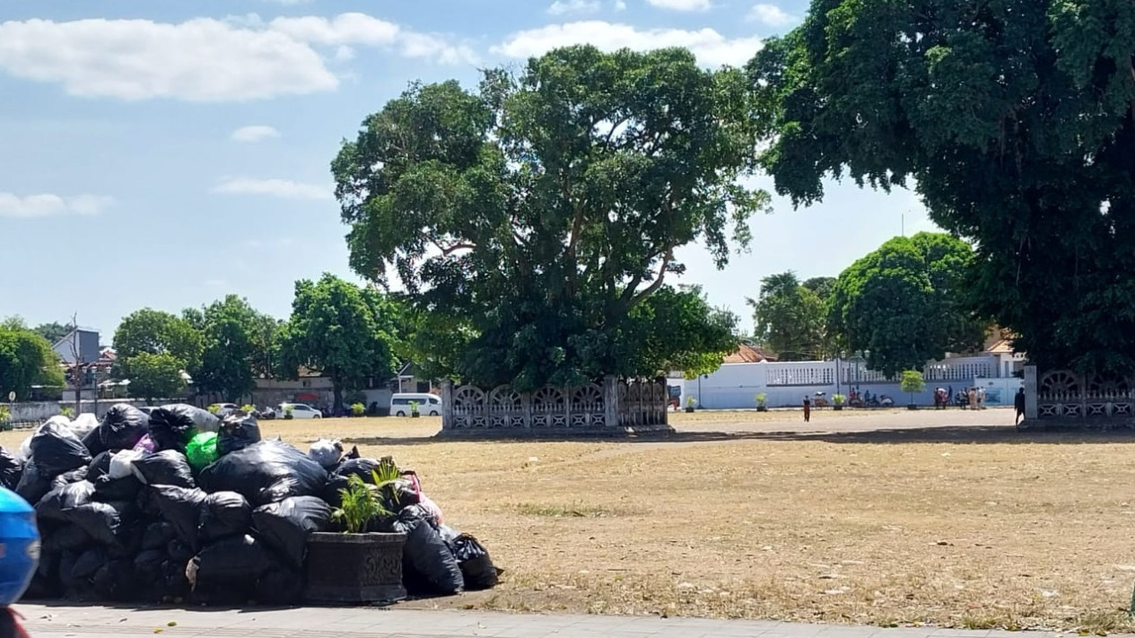 Dampak Penutupan TPA Piyungan, Tumpukan Sampah Menganggu Keindahan Alun ...