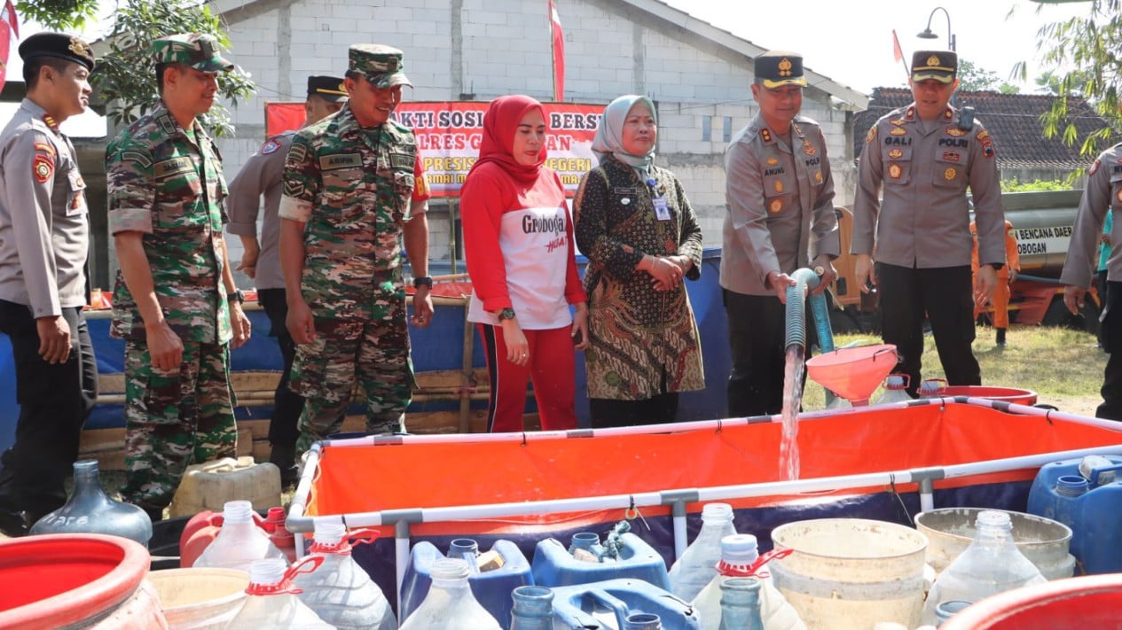 Polri Salurkan Bantuan Air Bersih Atasi Kekeringan di Grobogan
            - galeri foto