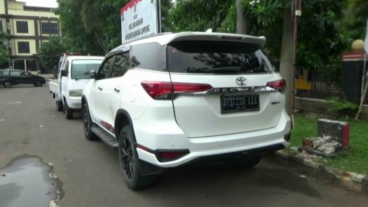 Terkuak! Mobil Anggota DPRD Lampung yang Tabrak Balita 5 Tahun Tunggak Pajak, Nilainya Puluhan Juta
            - galeri foto