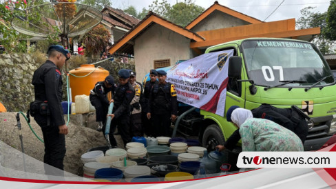 Kebumen Dilanda Kekeringan, Personel Brimob Salurkan 10 Ribu Liter Air ...