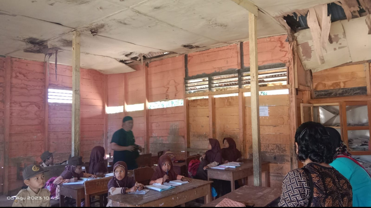 Siswa SDN 0405 Hutaraja Lamo Padang Lawas Masih Gunakan Gedung Belajar yang Hampir Roboh
            - galeri foto