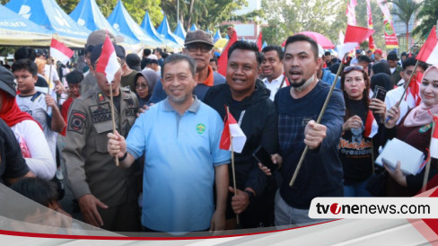 Wagub Kaltim Hadi Mulyadi Bagikan Bendera Merah Putih pada Masyarakat di Gelora Kadrie Oening