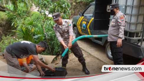 Kekeringan, Polisi di Trenggalek Modifikasi Mobil Patroli untuk Suplai Air bersih