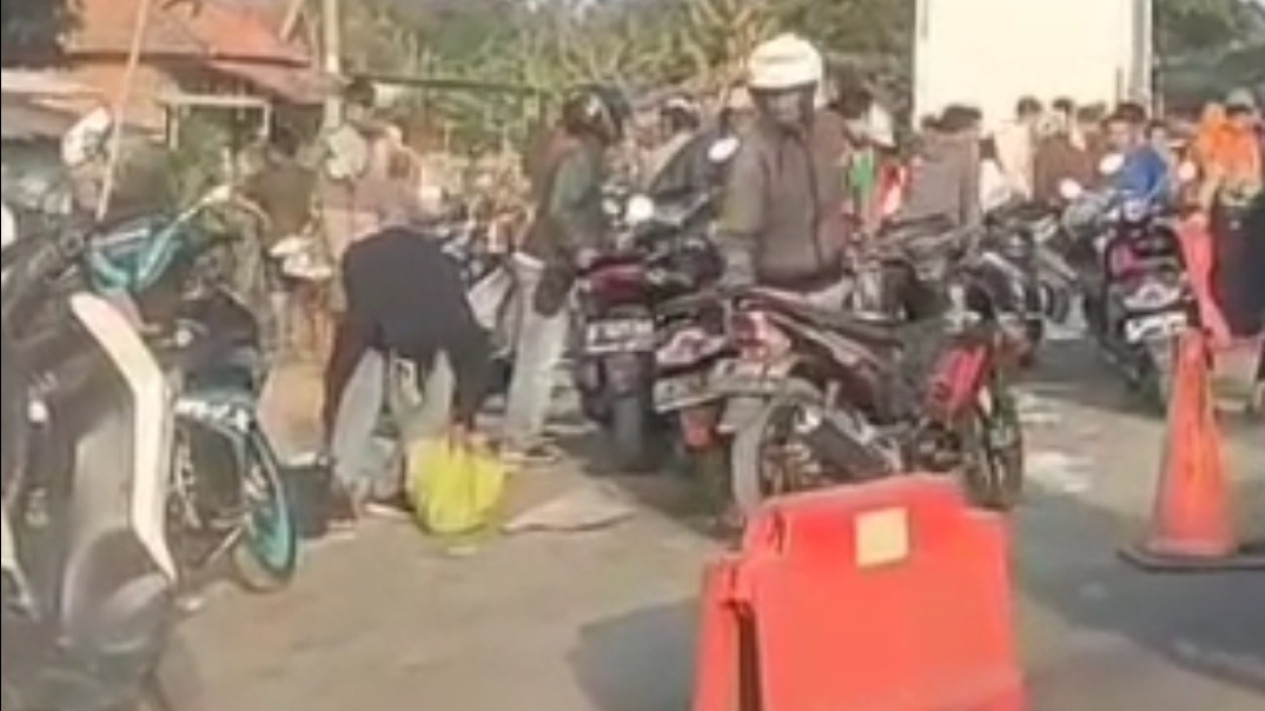 Viral Mobil Susu Kaleng Terguling Warga Berebut Ambil Muatan Yang Berserakan 6471