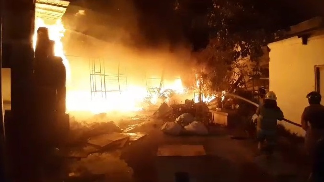 Kebakaran Melanda Gudang Ekspedisi Di Kalideres, Ribuan Paket Ludes Terbakar