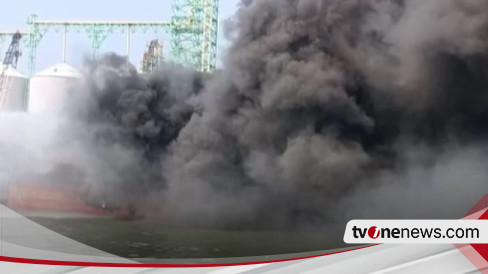 Kebakaran Melanda Sebuah Kapal Di Pelabuhan Sunda Kelapa