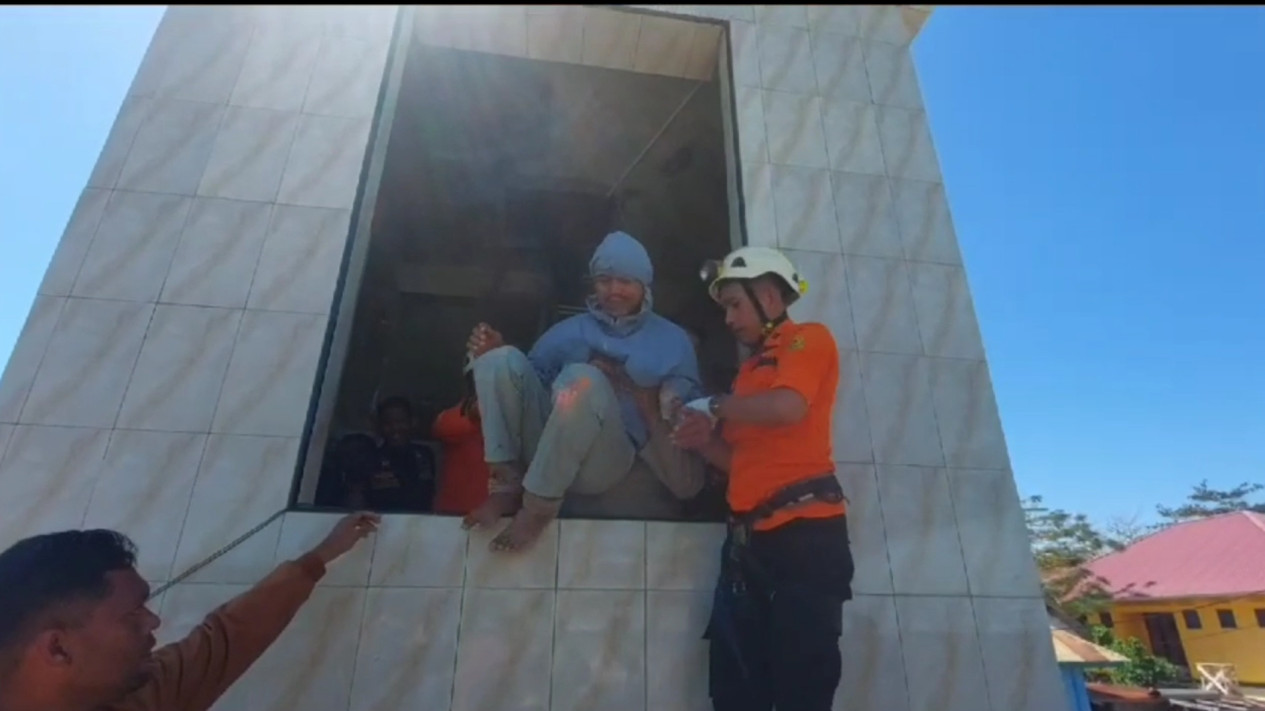 Diduga Depresi, Tim SAR Baubau Berhasil Gagalkan Upaya Bunuh Diri Seorang Pria dari Menara Masjid
            - galeri foto