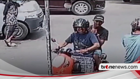 Aksi Dua Pelaku Pencurian Uang Dalam Mobil Di Baubau Terekam Cctv Bawa