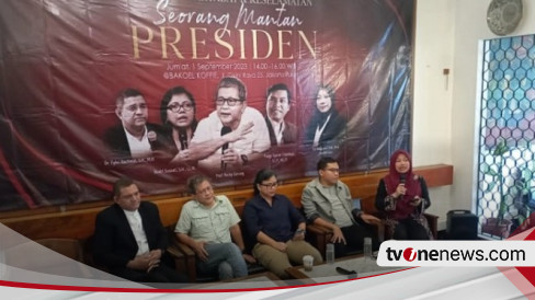 Rocky Gerung Sebut Presiden Jokowi Pantas Gunakan Yusril Ihza Mahendra ...