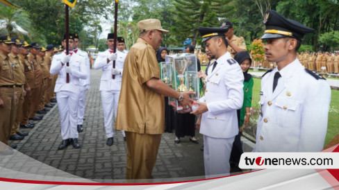 Plt Bupati Langkat Serahkan Penghargaan Tunggul Terbaik Kecamatan Dan ...