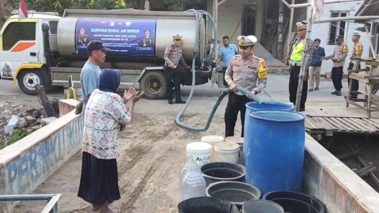 Polres Kudus Salurkan 10 Ribu Liter Air Bersih Ke Sejumlah Wilayah Terdampak Kekeringan 7049