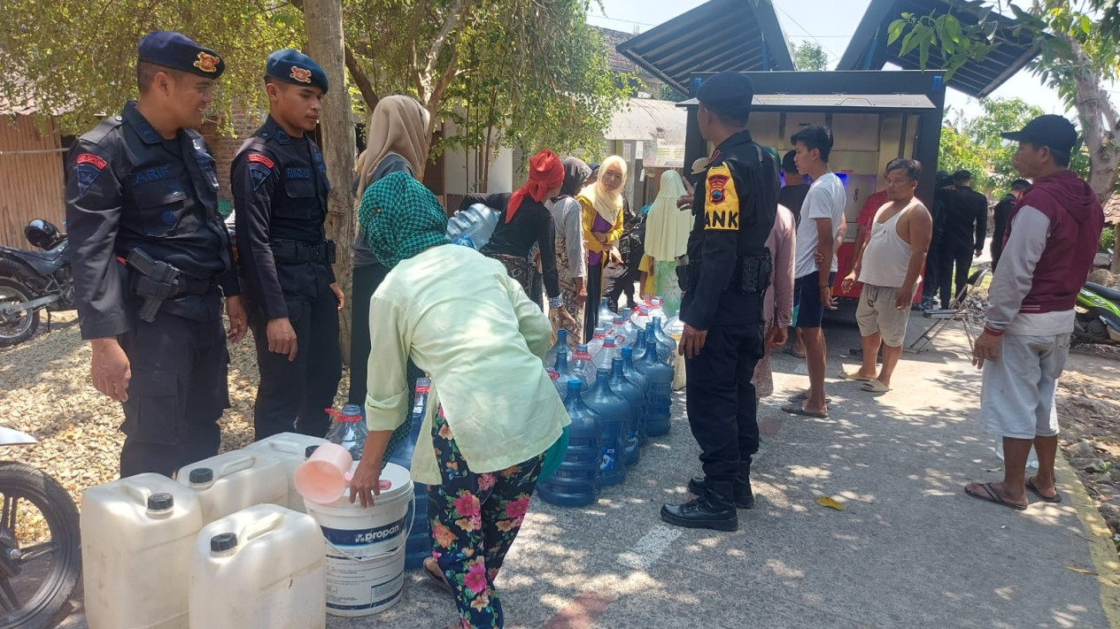 Warga Berebut Bantuan Air Bersih Langsung Konsumsi Dari Sat Brimob Polda Jateng