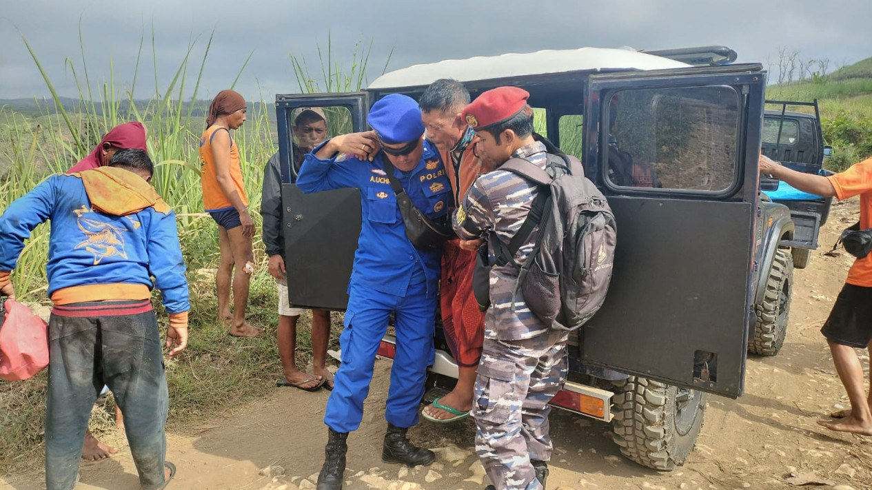 Dua Kapal Nelayan Asal Trenggalek Terbalik Dihantam Ombak di Laut Blitar, 8 ABK Hilang
            - galeri foto