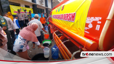 Krisis Air Bersih, Ratusan Warga Di Ciamis Rela Antri Ambil Air Bersih