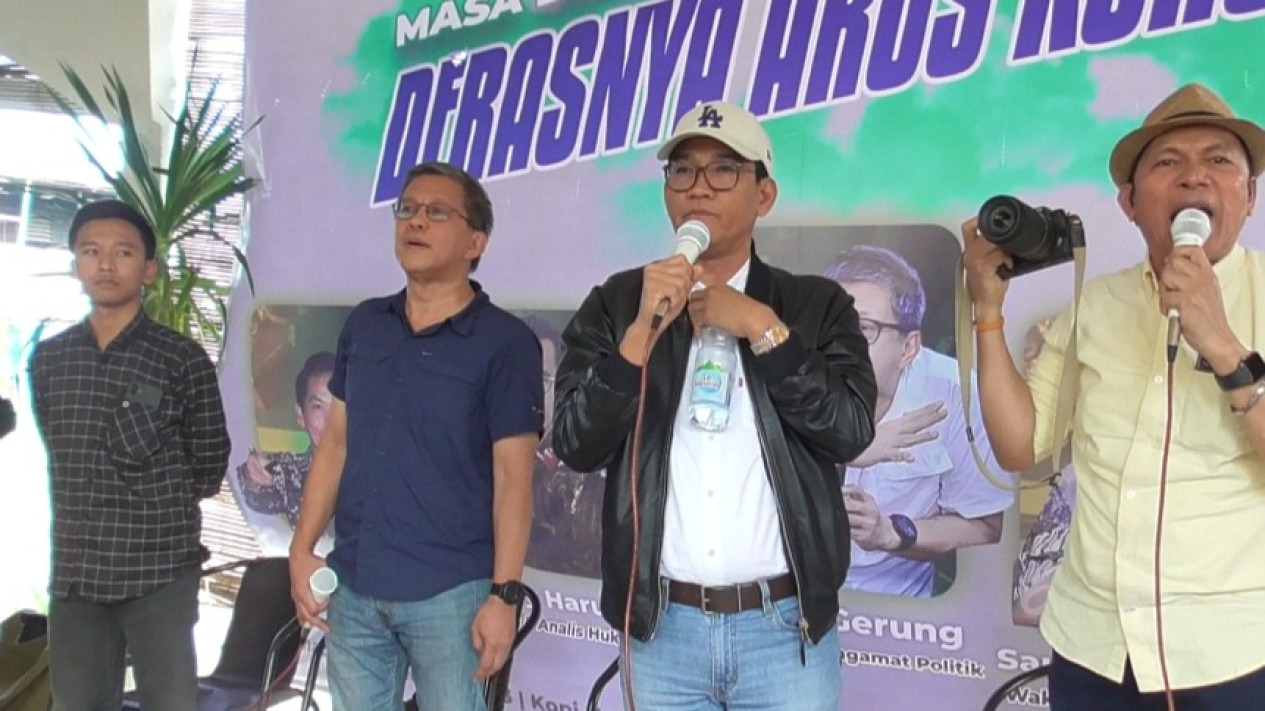 Diskusi di Sleman Ricuh, Rocky Gerung dan Refly Harun Dilempar Botol hingga  Lari ke Sawah