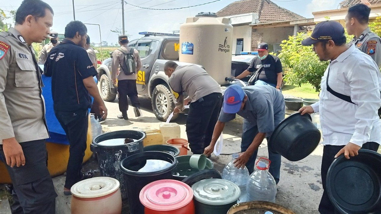 Gunakan Mobil Patroli, Polisi di Lumajang Bantu Warga yang Kesulitan Air Bersih
            - galeri foto