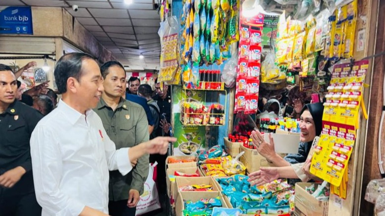 Presiden Jokowi Tinjau Harga Komoditas Pangan di Pasar Johar Karawang: Harga Beras Belum Turun
            - galeri foto