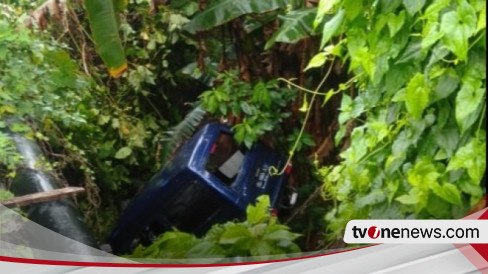 Mobil Terjun Ke Jurang Penumpang Dilarikan Ke Rumah Sakit