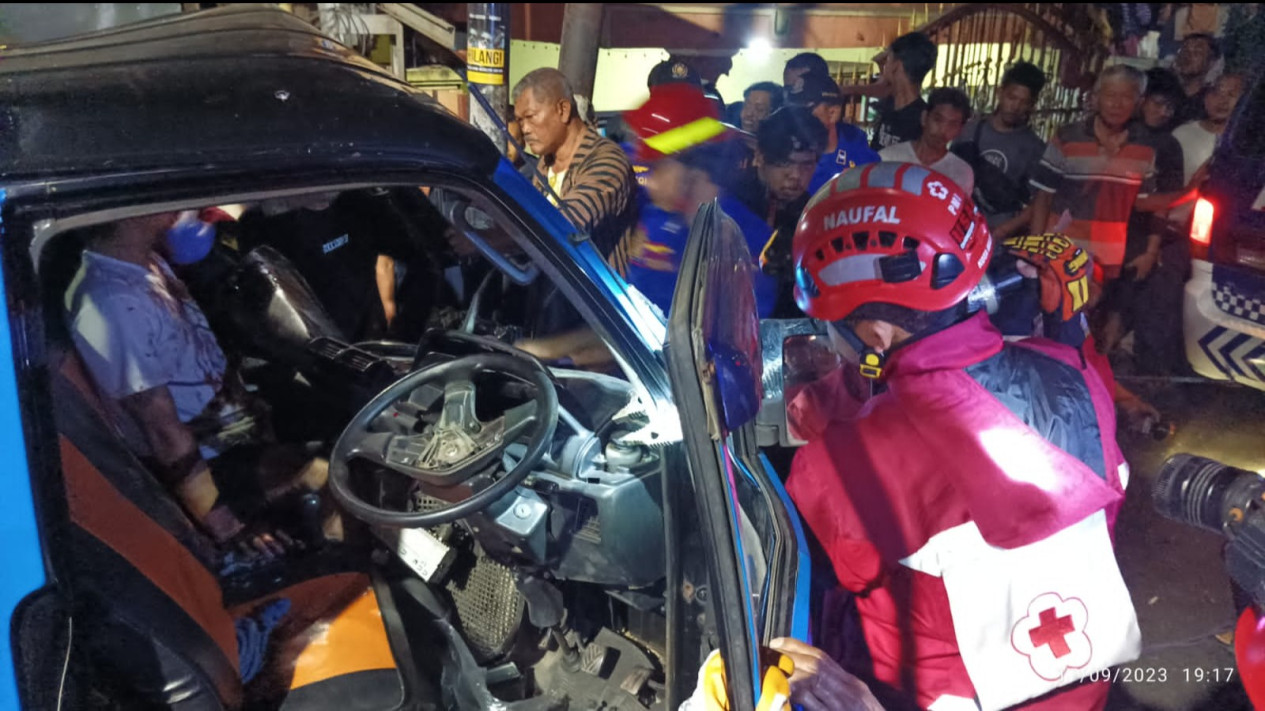 Hindari Penyebrang Jalan, Mobil Pikap Tabrak Tiang Listrik di Klayatan Sukun, Malang
            - galeri foto