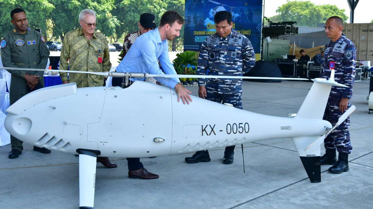 Bisa Terbang hingga 10 Jam, Ini Dia Drone Canggih Schiebel Comcopter S-100 milik TNI AL
            - galeri foto