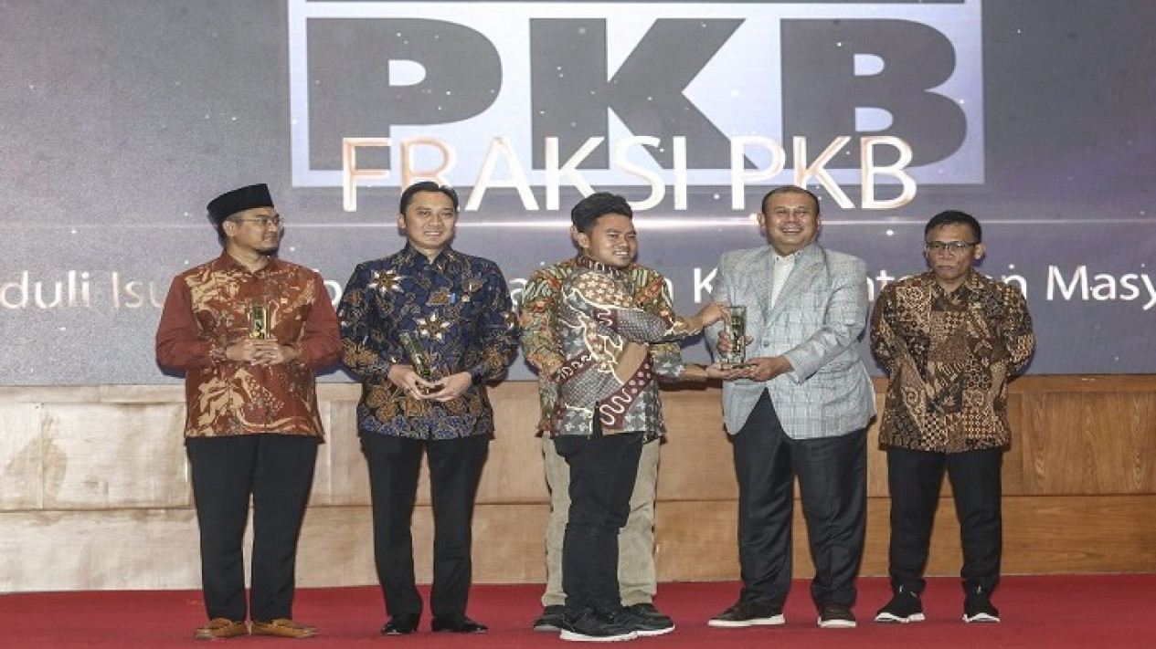 Fraksi PKB Dapat Award Peduli Kesejahteraan Masyarakat Desa, Cucun ...