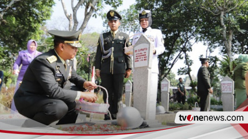 Jelang HUT Ke-78, TNI Ziarah Nasional Dan Tabur Bunga Serentak Ke Makam ...