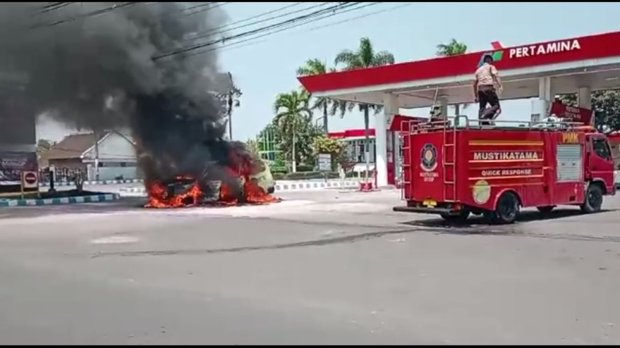 Diduga Alami Korsleting, Mobil Pengecer BBM Ludes Terbakar di Area SPBU
            - galeri foto