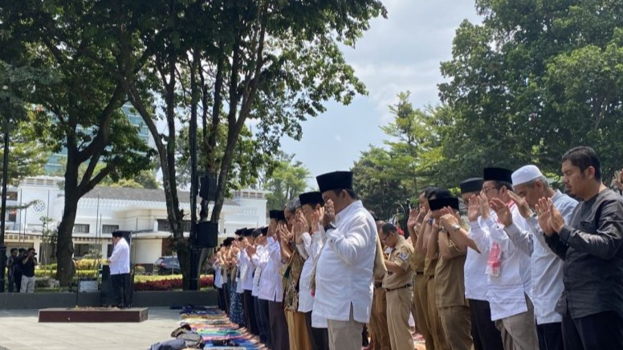 Hujan Tak Kunjung Turun di Kota Bandung, Pemkot Gelar Shalat Istisqa Bersama ASN
            - galeri foto