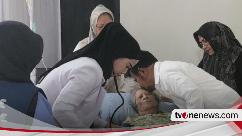 Momen Eks Mentan SYL Mencium Kening Sang Ibu yang Terbaring Sakit Sebelum Jadi Tersangka dan Dijemput KPK