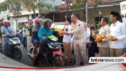 Dukung Gibran Cawapres Prabowo Subianto, Gerindra Gresik Bagikan Minyak ...