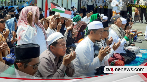 Gelar Salat Gaib Untuk Korban Di Palestina, Ratusan Warga Di Pamekasan ...