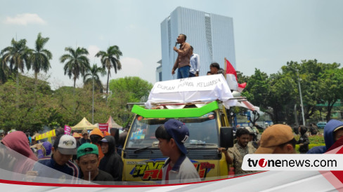 Polisi Halau Massa Kontra Mendekat Jalan Medan Merdeka Barat, Massa Pro Prabowo-Gibran Diizinkan