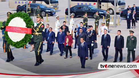 Momen Jokowi Kunjungi Monumen Pahlawan Rakyat China di Beijing