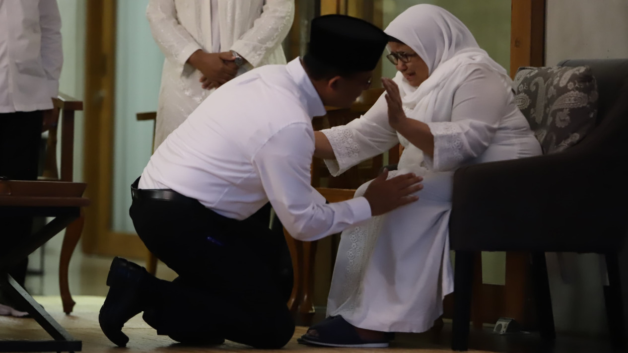 Sebelum Berangkat ke KPU, Anies Baswedan Bersimpuh di Bawa Kaki Ibundanya
            - galeri foto