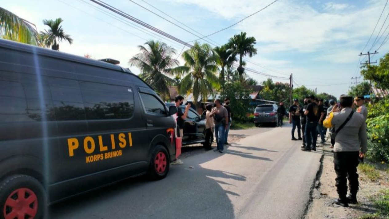 Tim Densus 88 Polri Tangkap Terduga Teroris di Sambas Kalimantan Barat
            - galeri foto