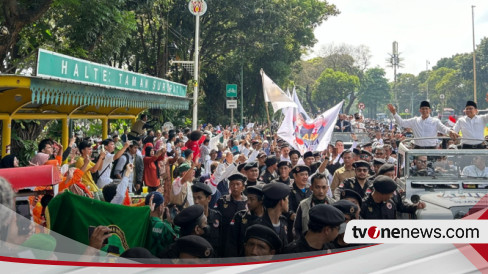 Momen Emak-emak Pendukung Ganjar-Mahfud Lambaikan Tangan dan Salami Anies-Muhaimin