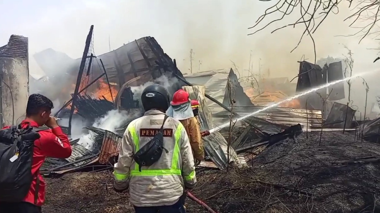 Diduga Akibat Bakar Sampah Sembarangan Gudang Penyimpanan Kayu Di Rembang Ludes Terbakar