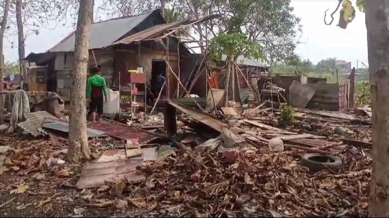 Tiga Rumah di Ogan Ilir Luluh Lantak Diterjang Angin Puting Beliung
            - galeri foto