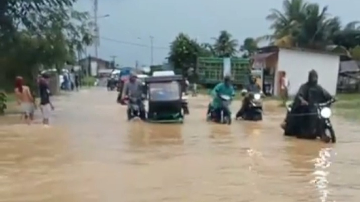 Diguyur Hujan Sejak Siang Jalan Lintas Sumatera Dan Belasan Rumah Di