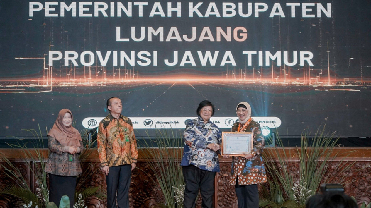 Lumajang Kembali Raih Penghargaan ProKlim 2023, Pj. Bupati Harapkan Ini Jadi Pemacu Pertumbuhan Lokasi ProKlim Baru
            - galeri foto