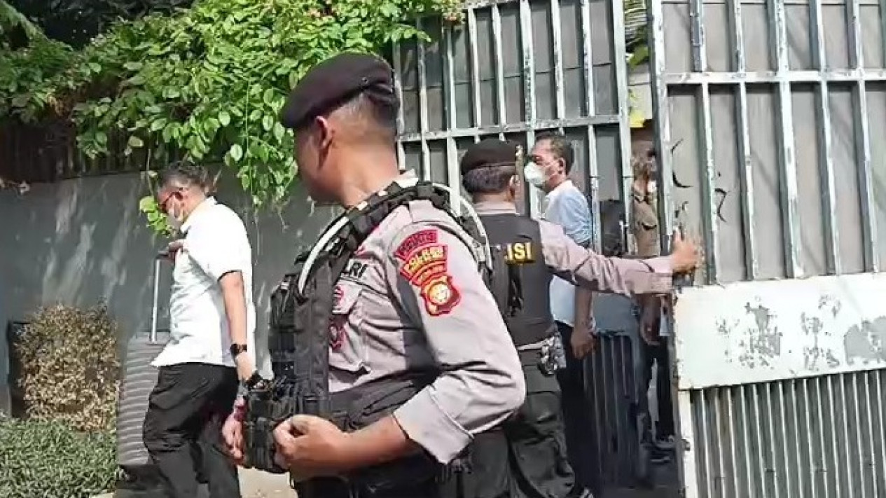 Polisi Bawa 1 Koper Geledah Rumah di Jaksel Terkait Pemerasan SYL 