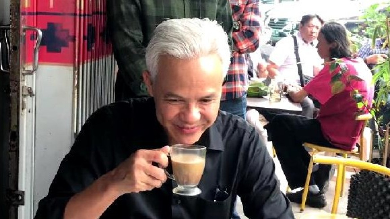 Safari Politik di Lampung, Ganjar Bawa Oleh-oleh Kopi Lampung Pesanan Istri
            - galeri foto